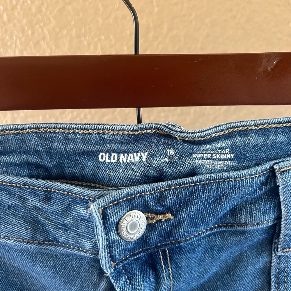 Old Navy Rockstar Super Skinny Jeans - Picture 5 of 9